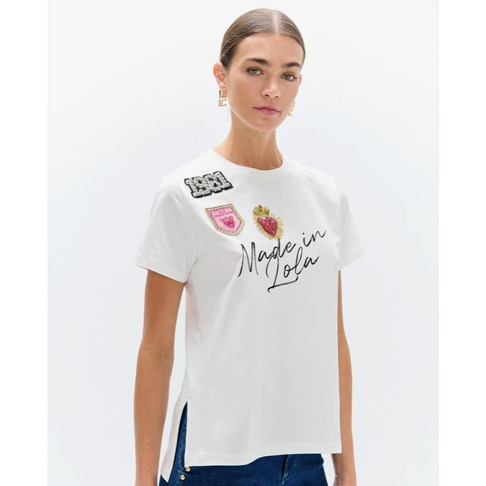 T-shirt girocollo con spacchi laterali, grafica "made in lola" con toppe