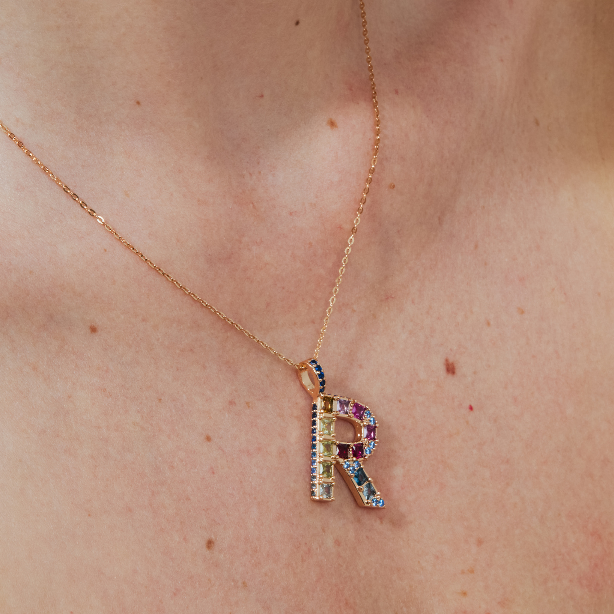 Collar R acabado oro rosa 18k