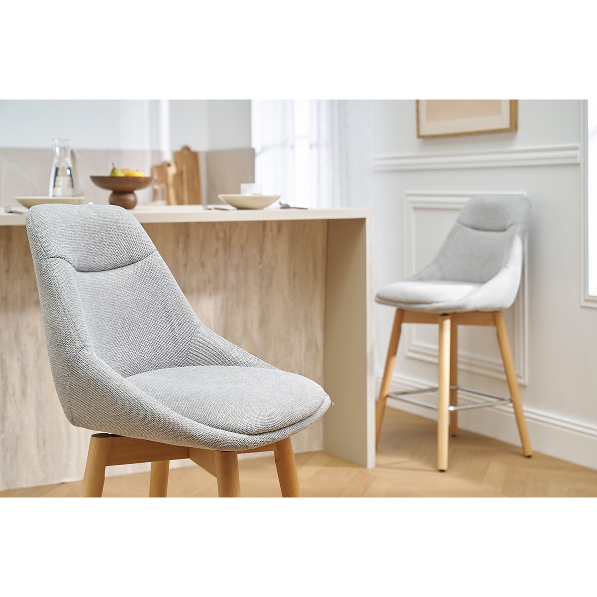 Tabourets de bar scandinaves pivotants 360° en tissu effet velours texturé gris clair et bois clair H65 cm (lot de 2) ALESS