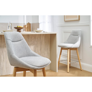 Tabourets de bar scandinaves pivotants 360° en tissu effet velours texturé gris clair et bois clair H65 cm (lot de 2) ALESS