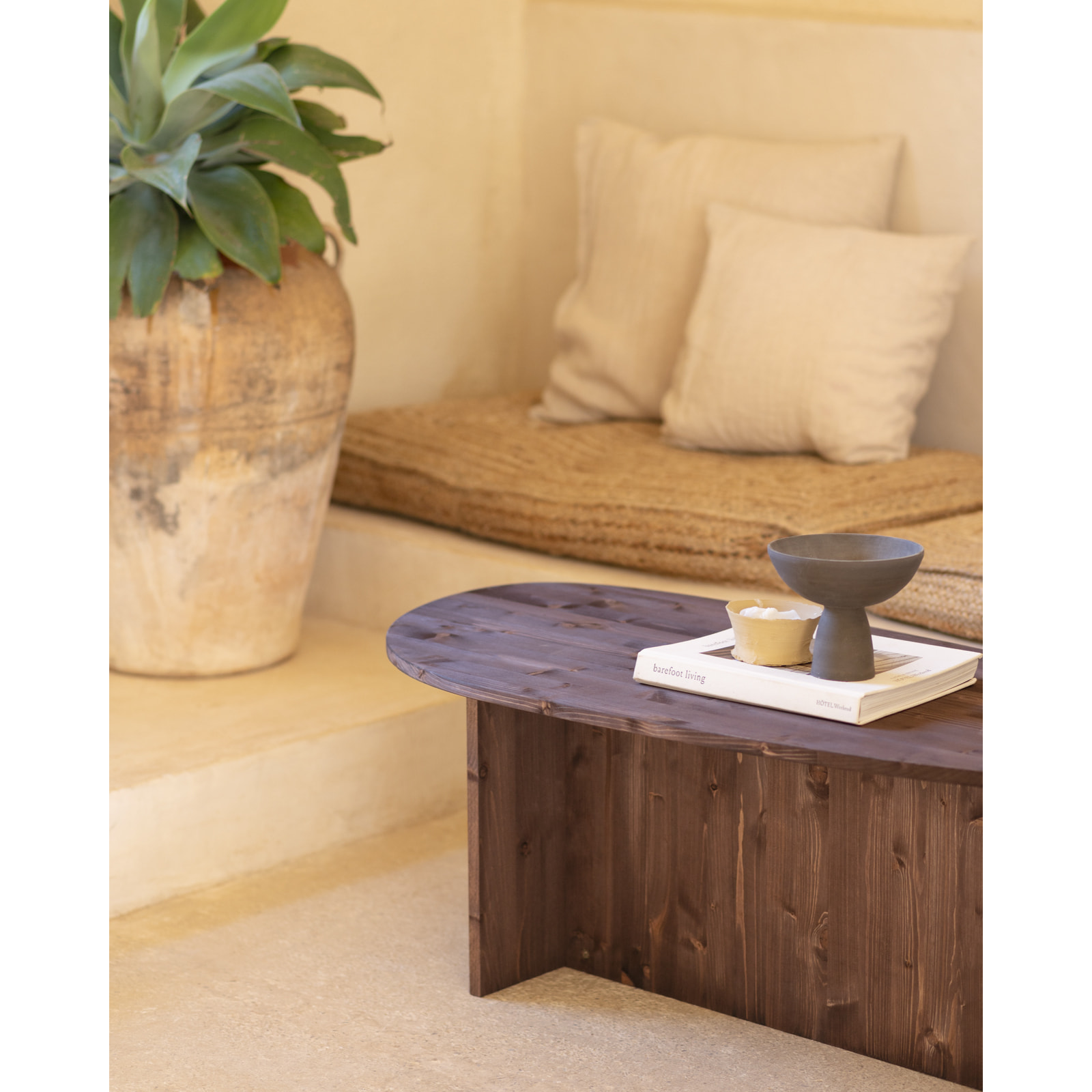Table basse en bois massif ton noyer de 129cm Hauteur: 43.25 Longueur: 128.6 Largeur: 54.6