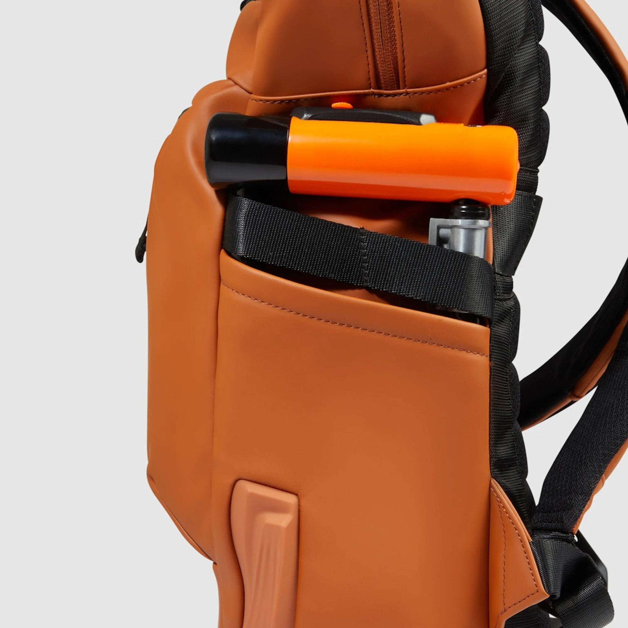 Piquadro Zaino roll-top per PC e iPad® con cinghia pettorale, agganci per lucchetto e luce portatile da bici