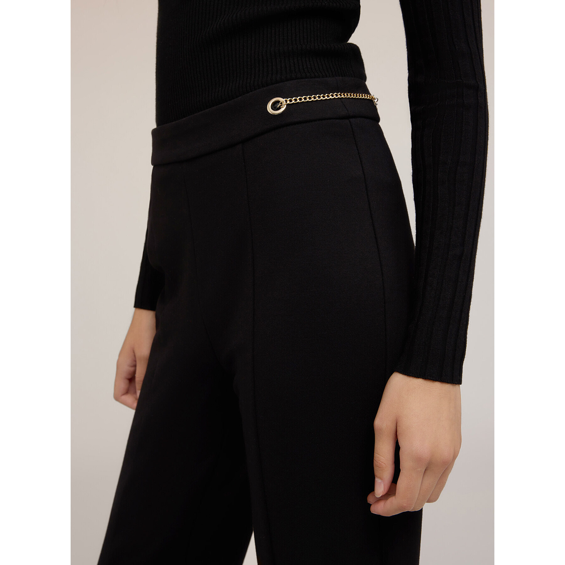 Motivi - Pantalones acampanados con estampado de ojales - Negro