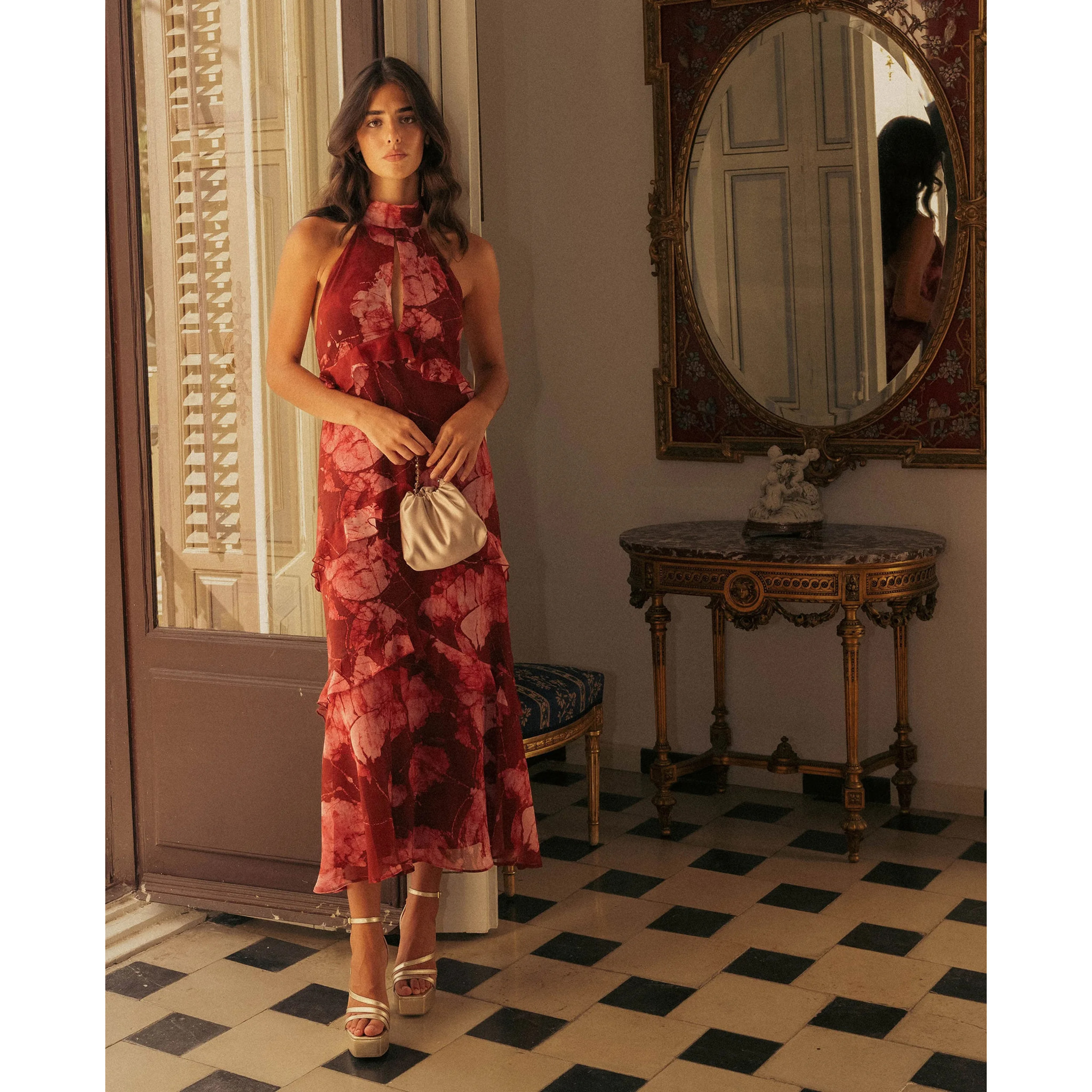 Vestido midi sin mangas con cuello chimenea y volantes