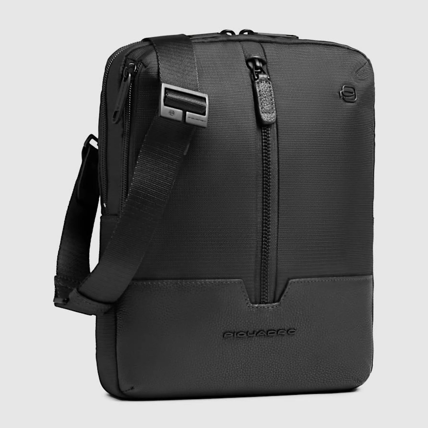 Piquadro Borsello porta iPad® in tessuto riciclato e pelle con protezione RFID