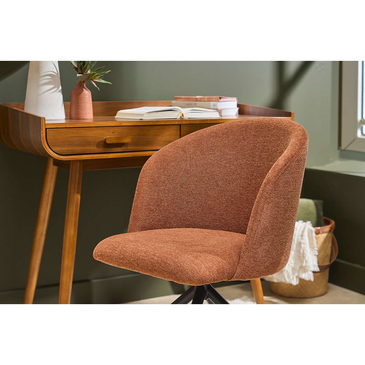 Chaise design pivotante 360° en tissu effet velours texturé terre brulée et métal noir VANITY