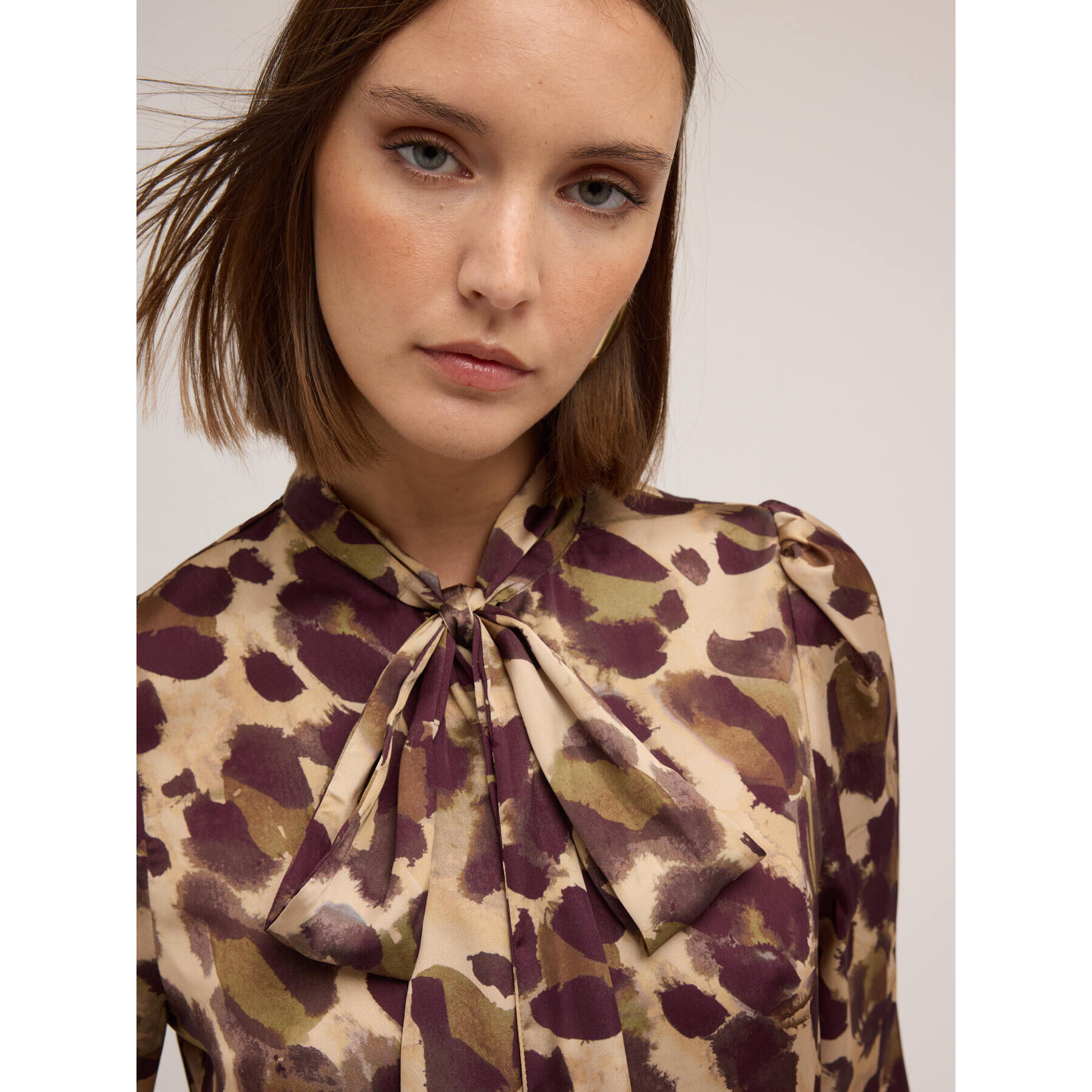 Motivi - Blusa con fiocco fantasia camouflage - Verde militare