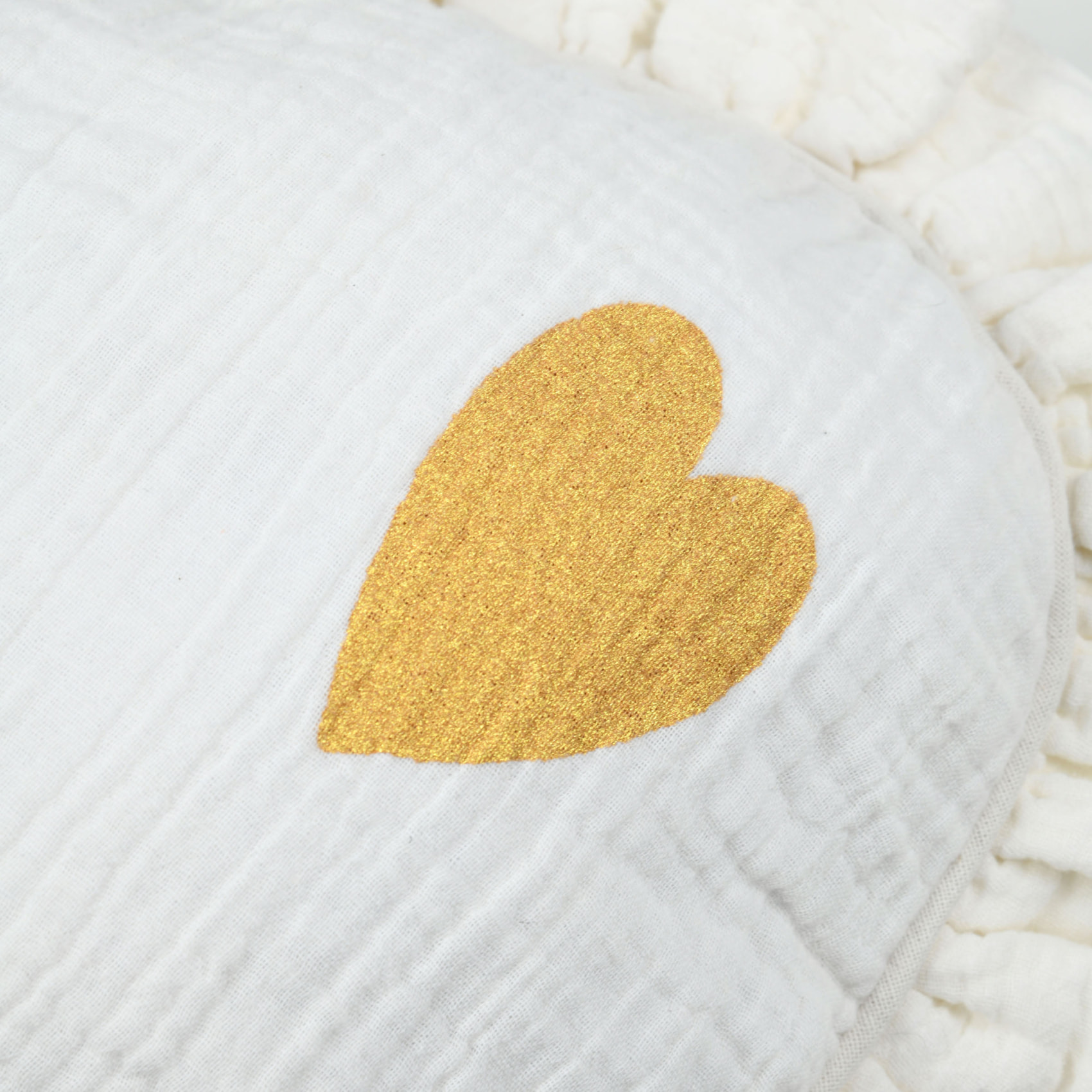 Coussin cœur en coton à volant froncé - Ecru