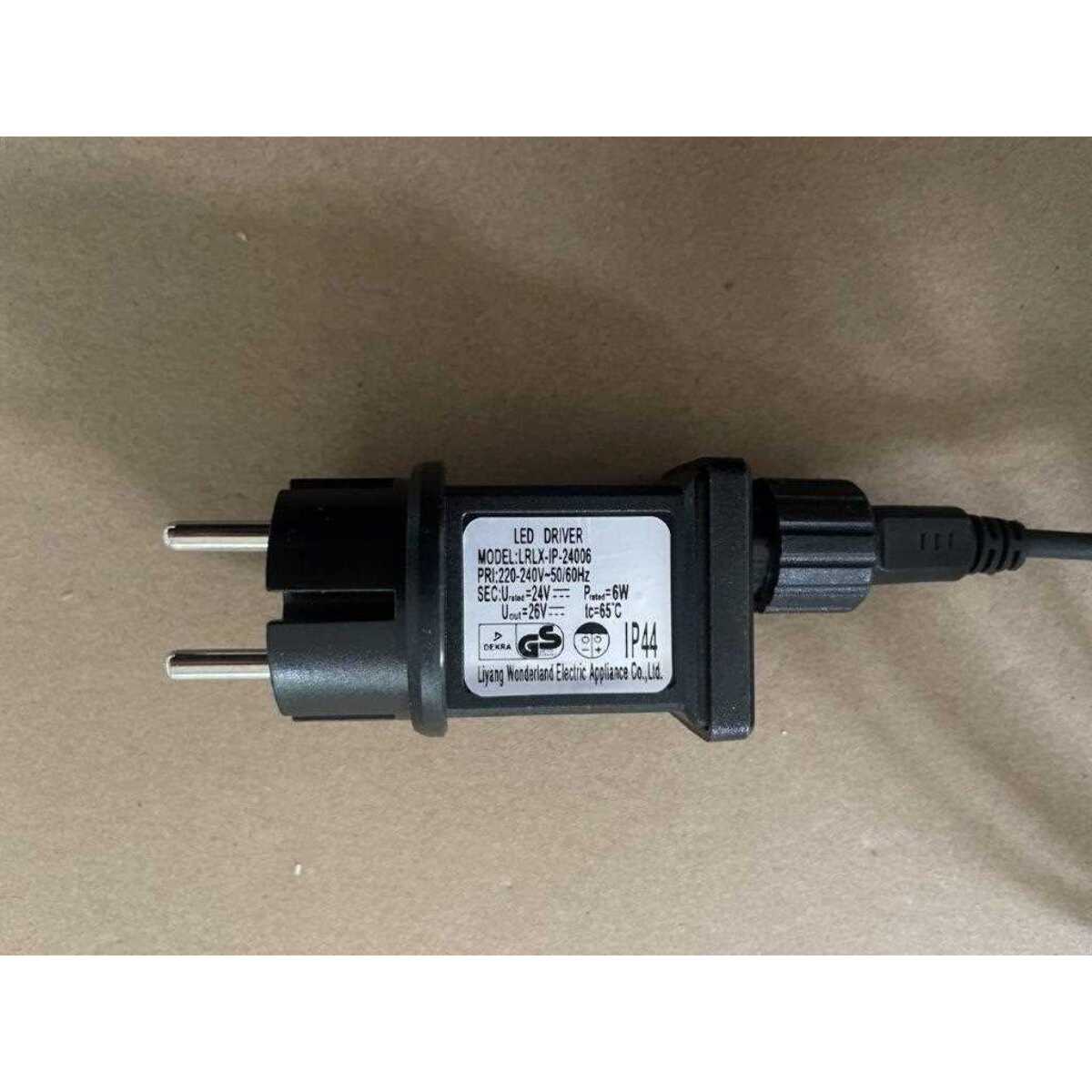 Catena in plastica da 5m con 10 lampadine a luce bianco freddo