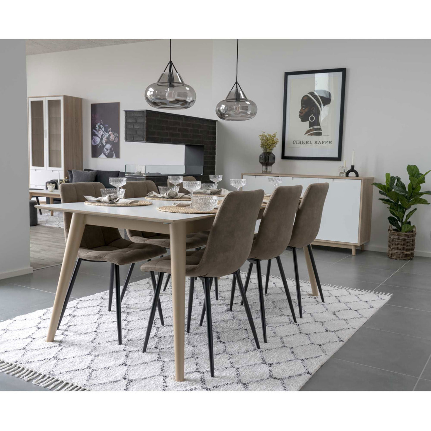 Set 2 sedie da pranzo Middelfart in microfibra marrone chiaro con gambe nere