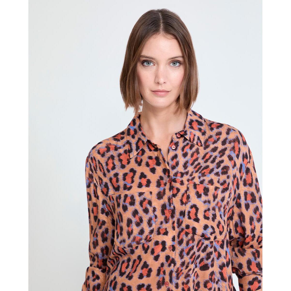 Blusa con stampa animalier in toni caldi