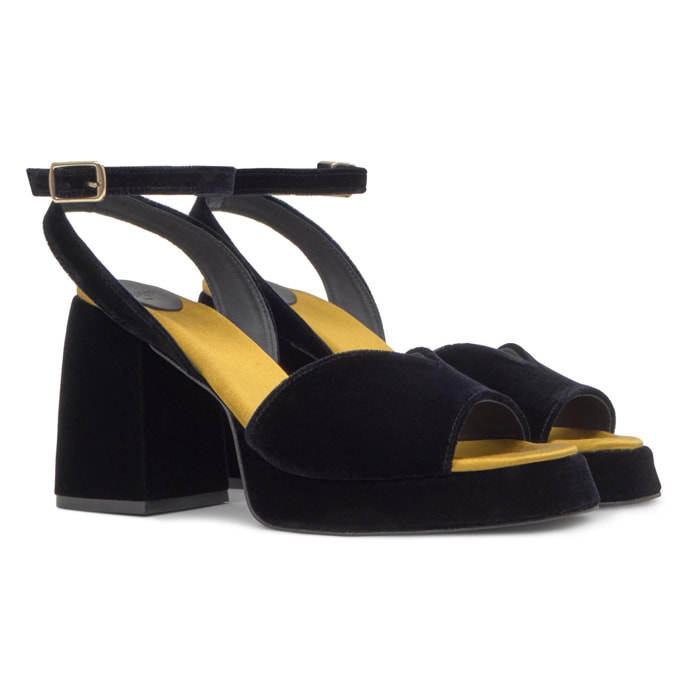 Sandalia de tacón Valencia en terciopelo con cierre de hebilla