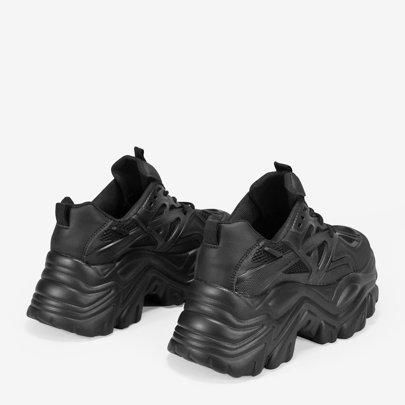 Zapatillas negras con plataforma y cordones