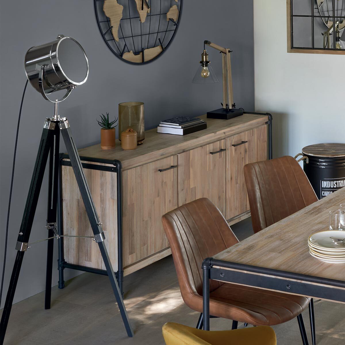 Lampadaire trépied "Ebor" - noir et chrome - métal & bois H152 cm