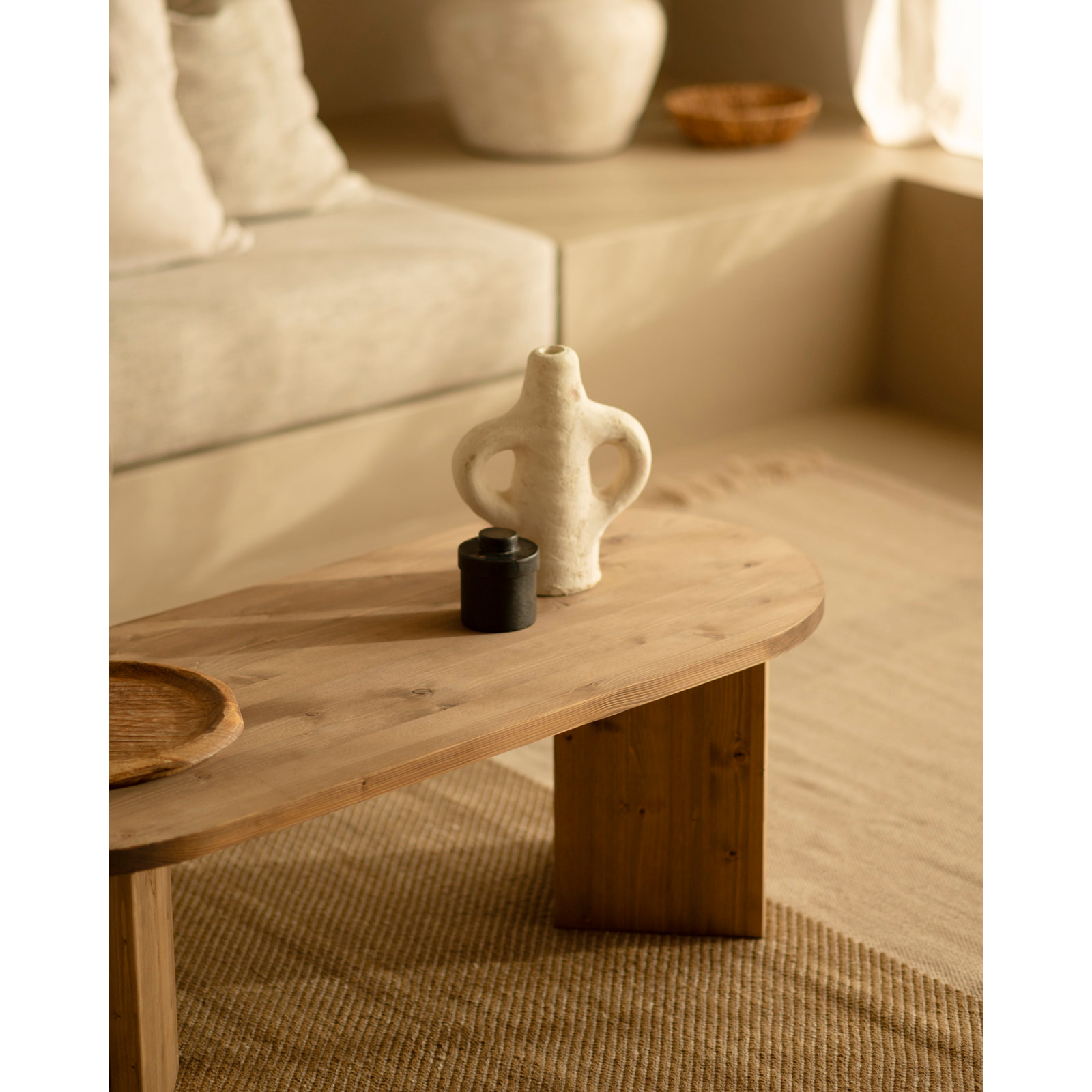 Mesa de centro de madera maciza en tono roble oscuro de 120cm Alto: 40 Largo: 120 Ancho: 50