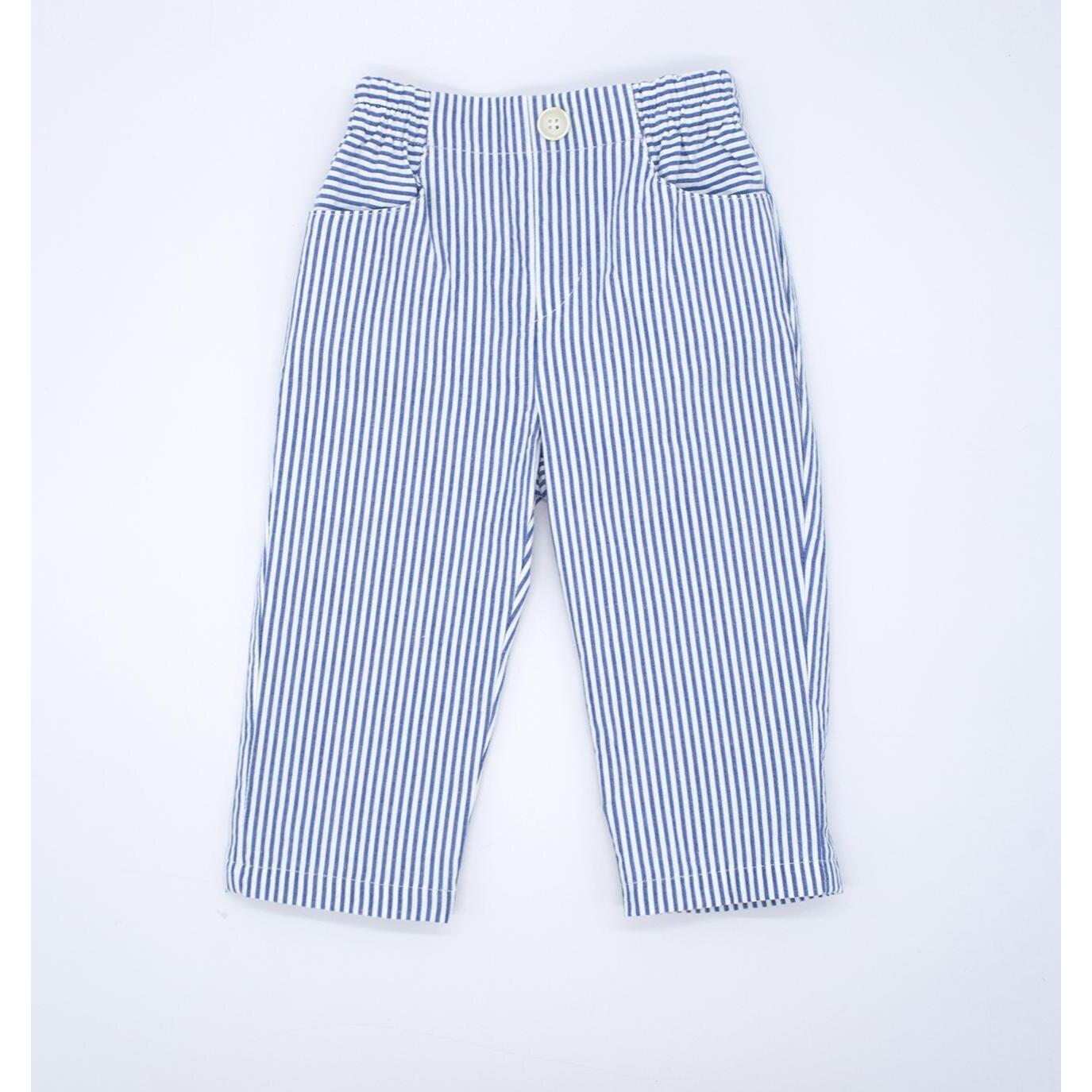 Pantalón de rayas azul, con botones y bragueta.