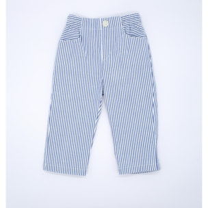 Pantalón de rayas azul, con botones y bragueta.