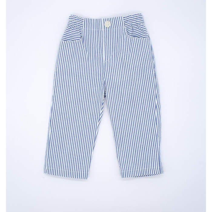 Pantalón de rayas azul, con botones y bragueta.