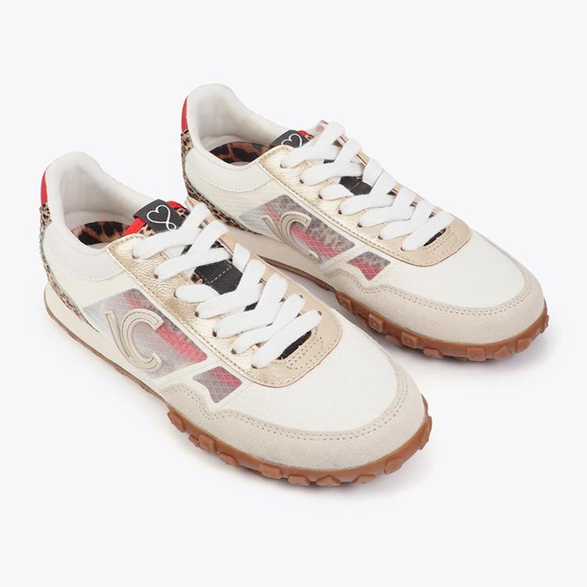 Sportivo in rete e tessuti diversi