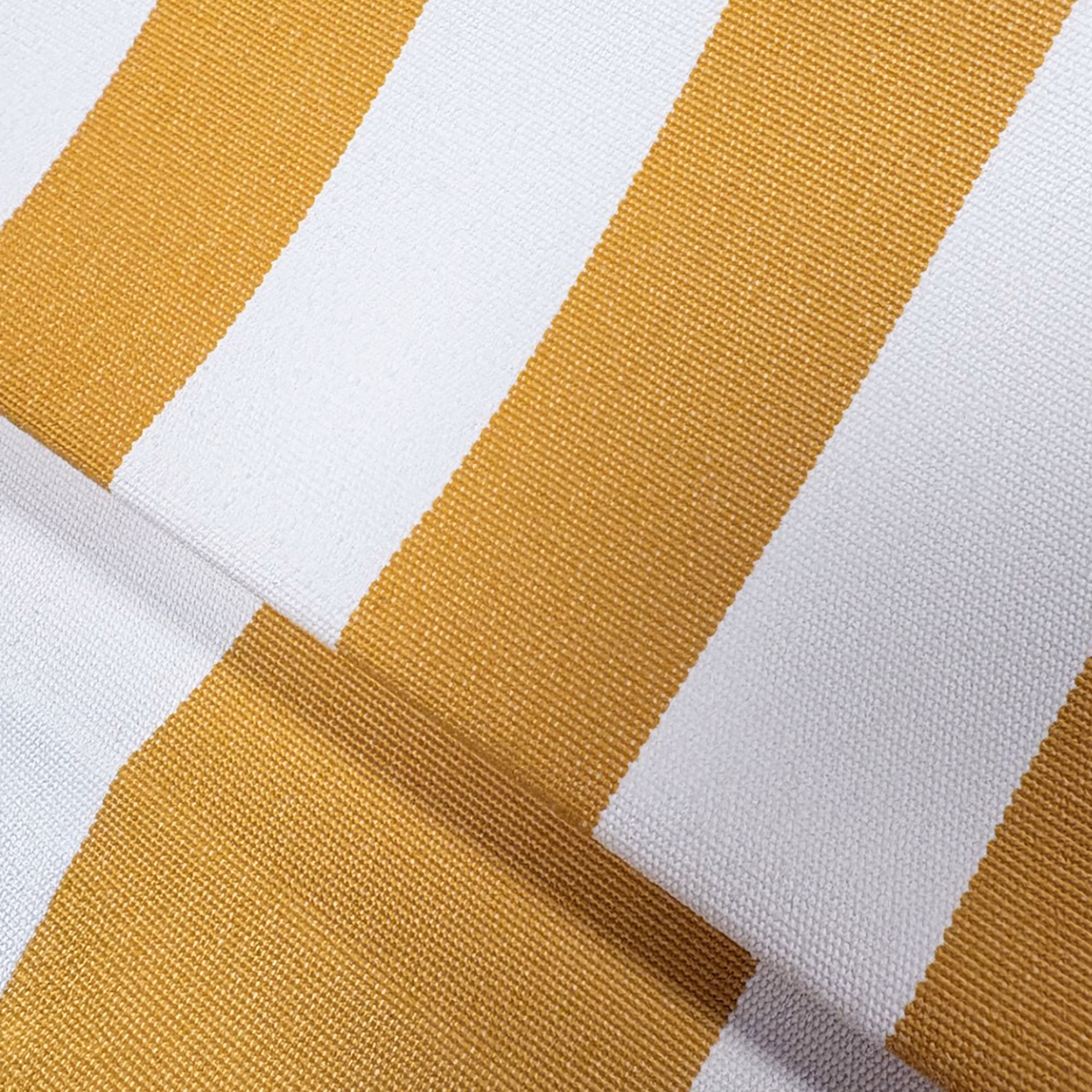 Parasol en polyester à rayure et métal imitation bois jaune ISOLA