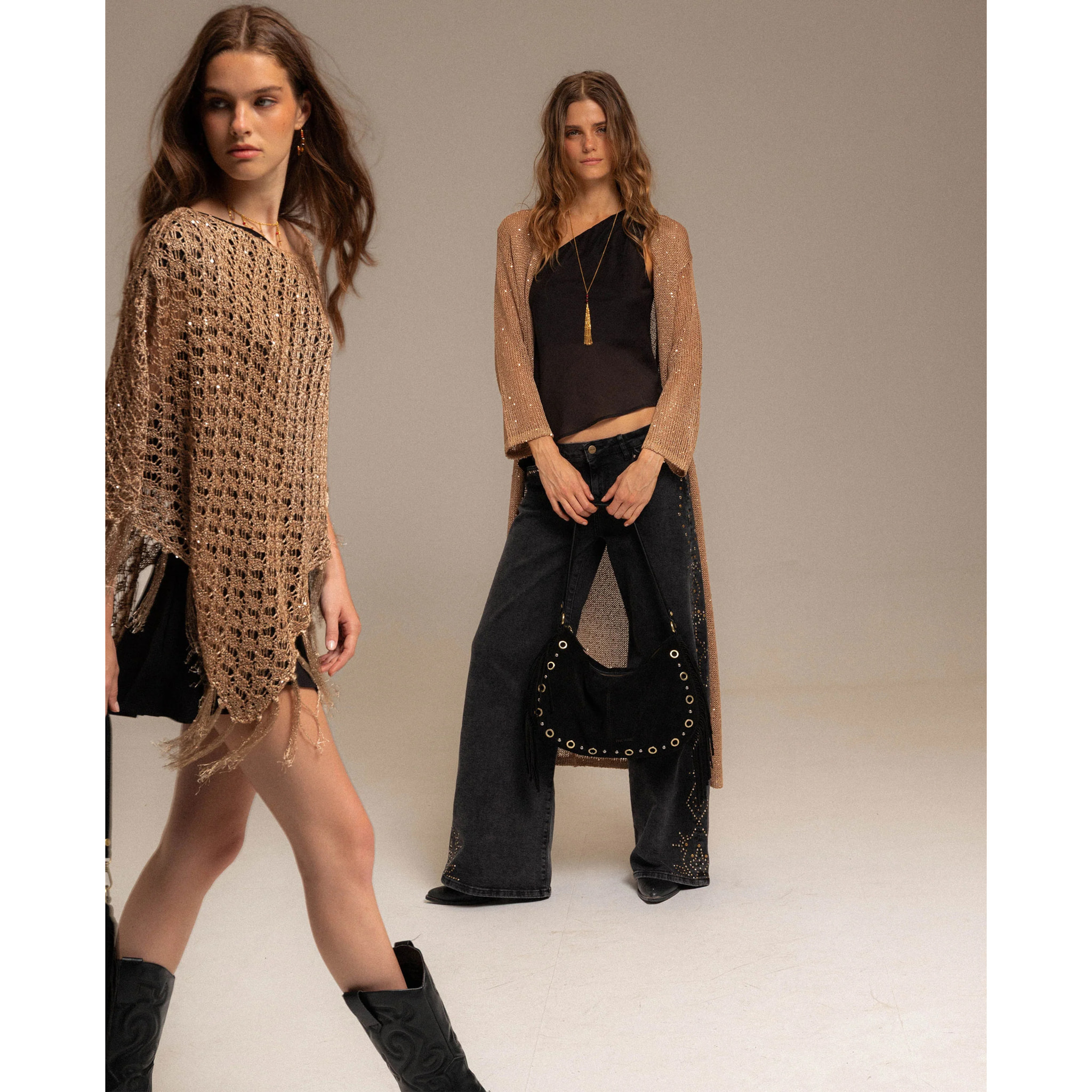 Bolso grande de ante negro con flecos y tachuelas doradas