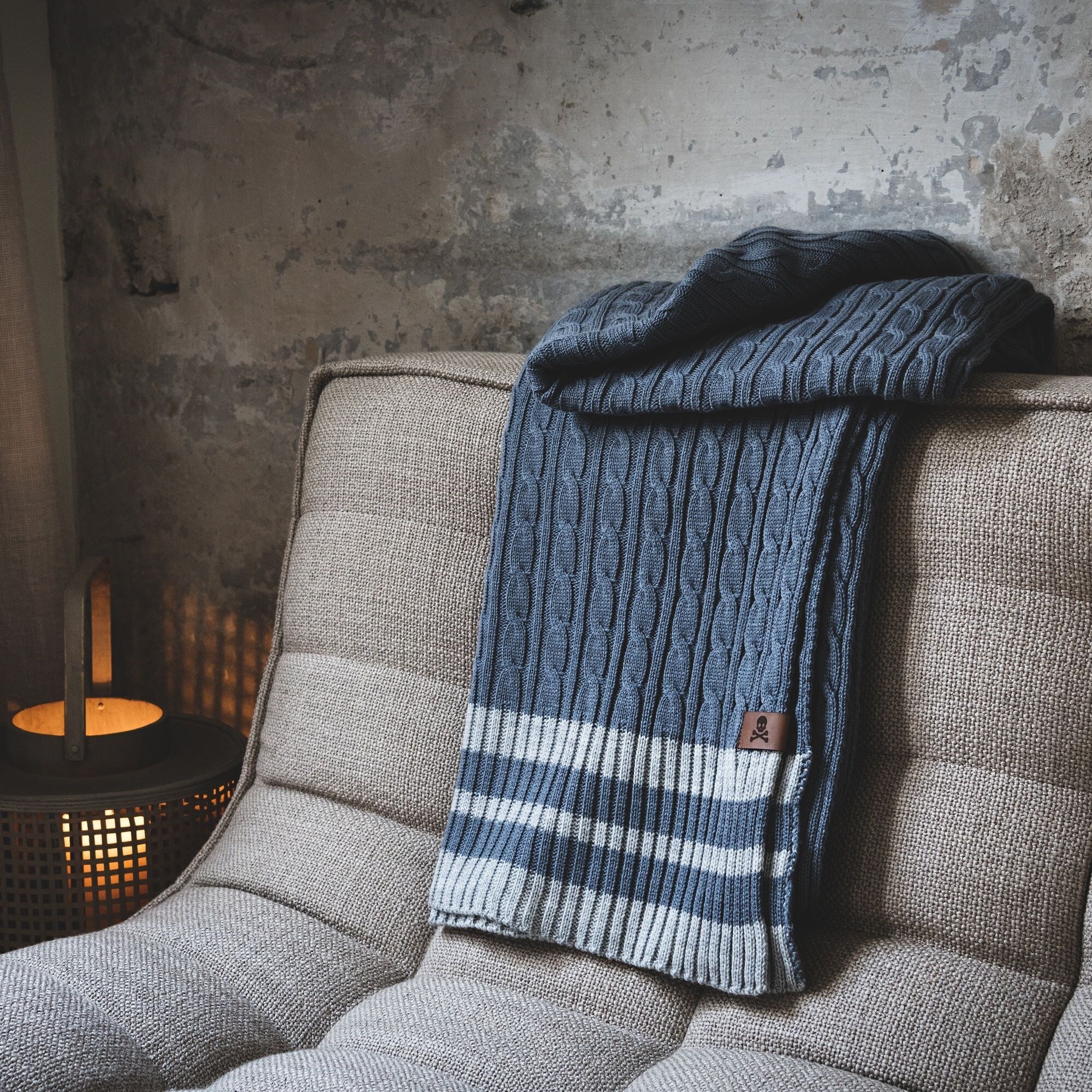 Manta de punto 140x190cm 100% acrílico 200gsm azul con rallas grises scalpers home