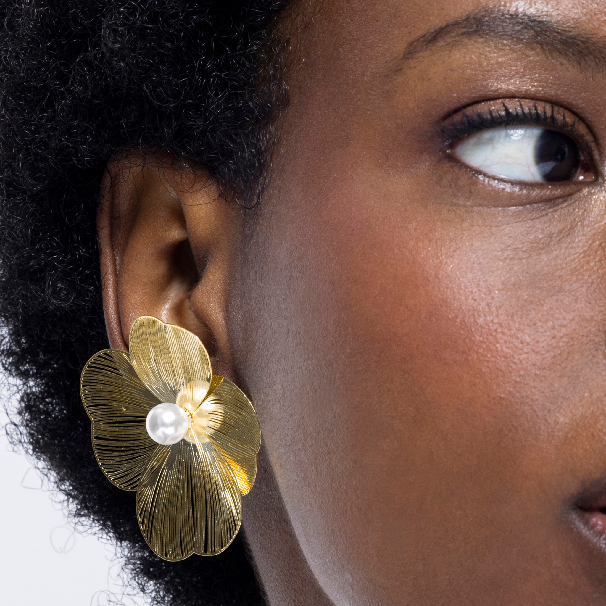 Pendientes de Perla Blanca acabados en oro amarillo de 18k