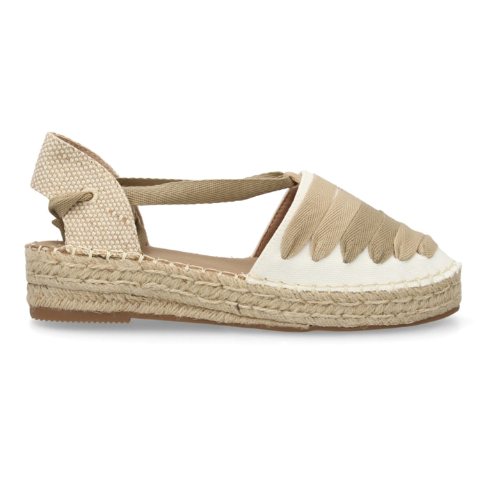 Sandalia de plataforma con cintas.