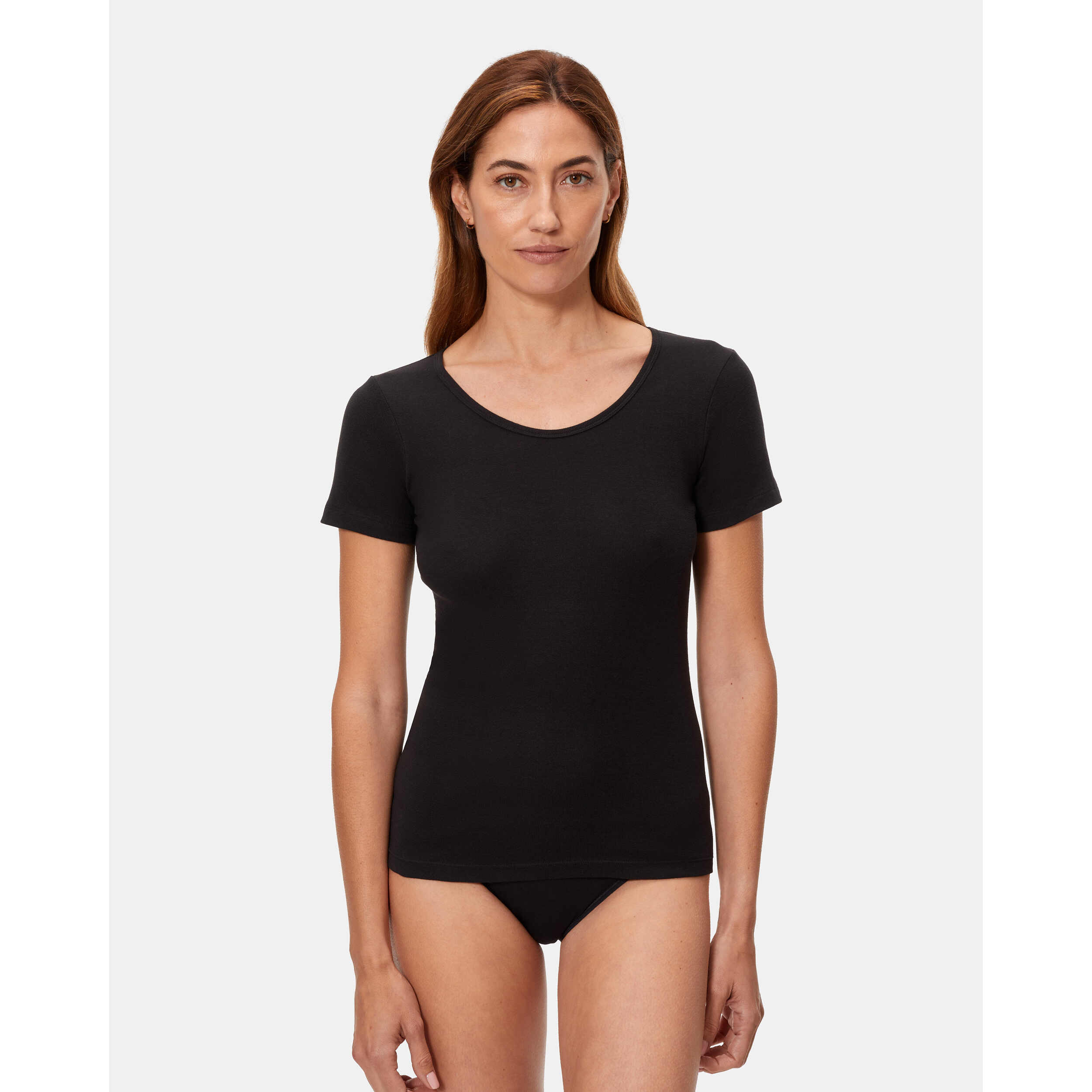 Camiseta manga corta de patrón básico con escote redondo ligeramente escotado