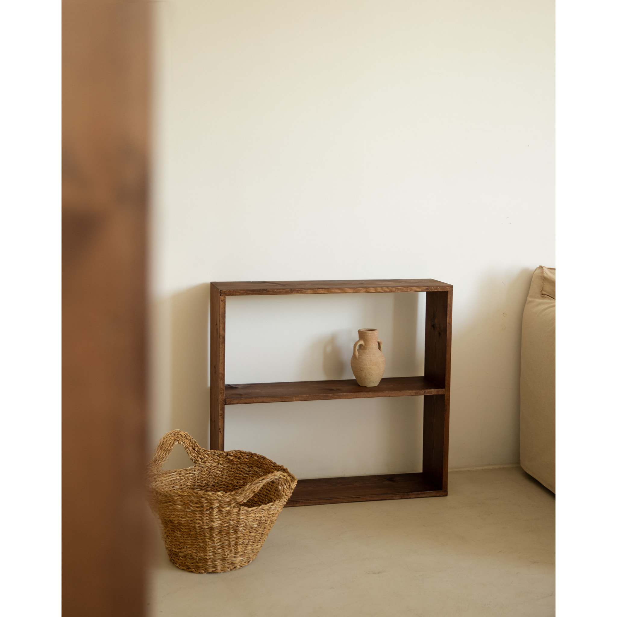 Estantería de madera maciza tono nogal con 1 estante Alto: 74 Largo: 80 Ancho: 20