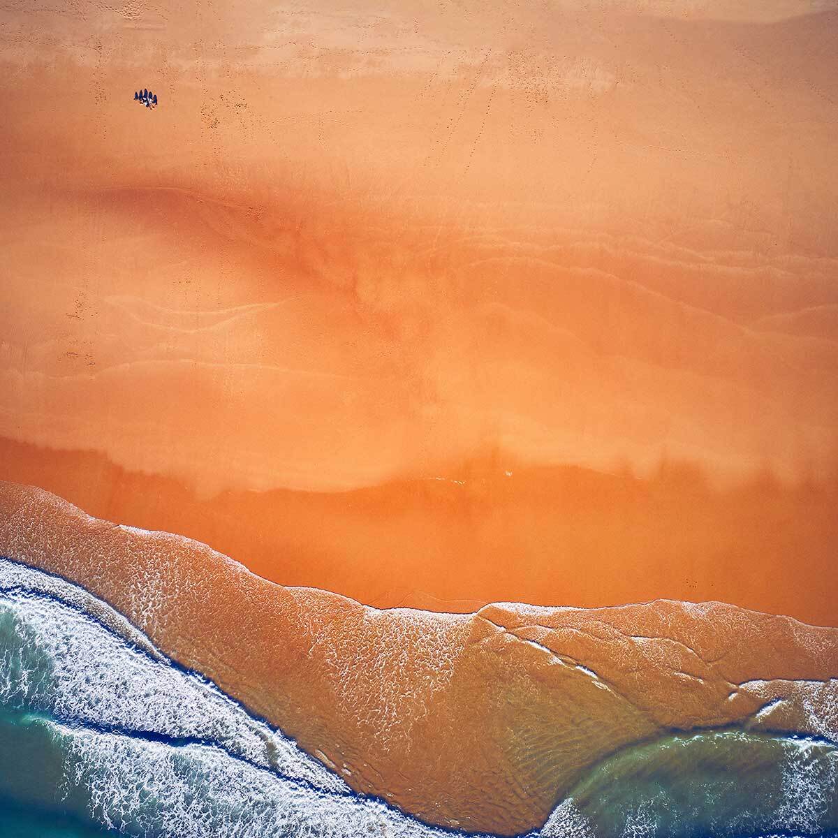 Affiche plage terre de sienne Affiche + cadre en bois - Noir