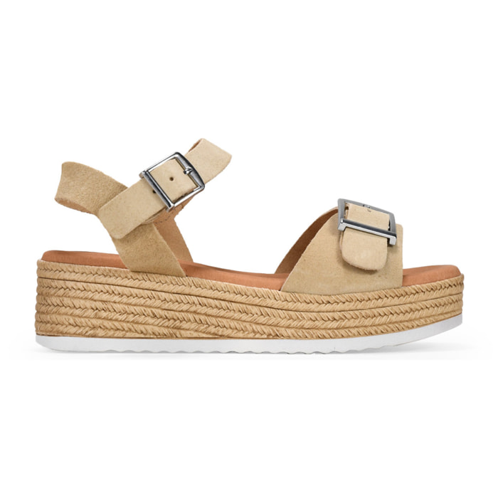Sandalias de piel beige con cuña de esparto y hebillas