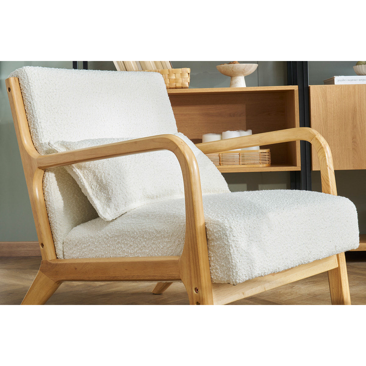 Fauteuil scandinave en tissu effet laine bouclée blanc et bois clair massif DERRY