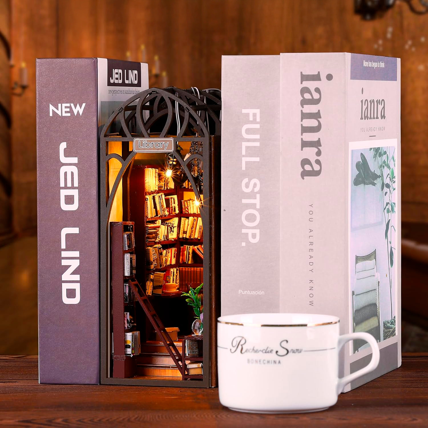 Librería Enciclopedia. Book Nook realista con gran detalle, cubierta y luces led.