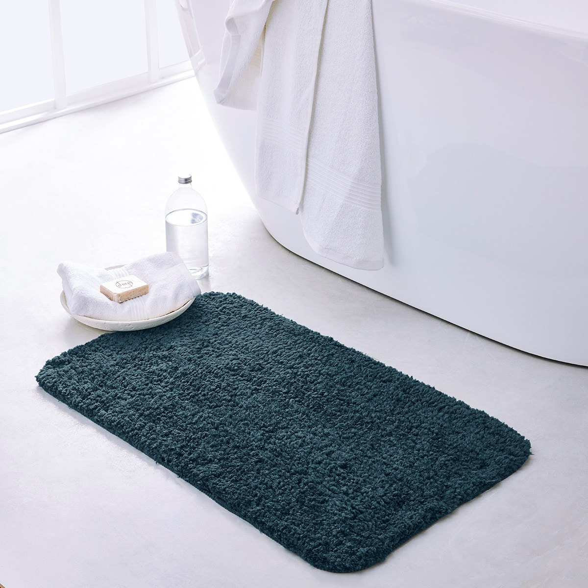 Tapis de bain tufté uni ESSENTIAL bleu