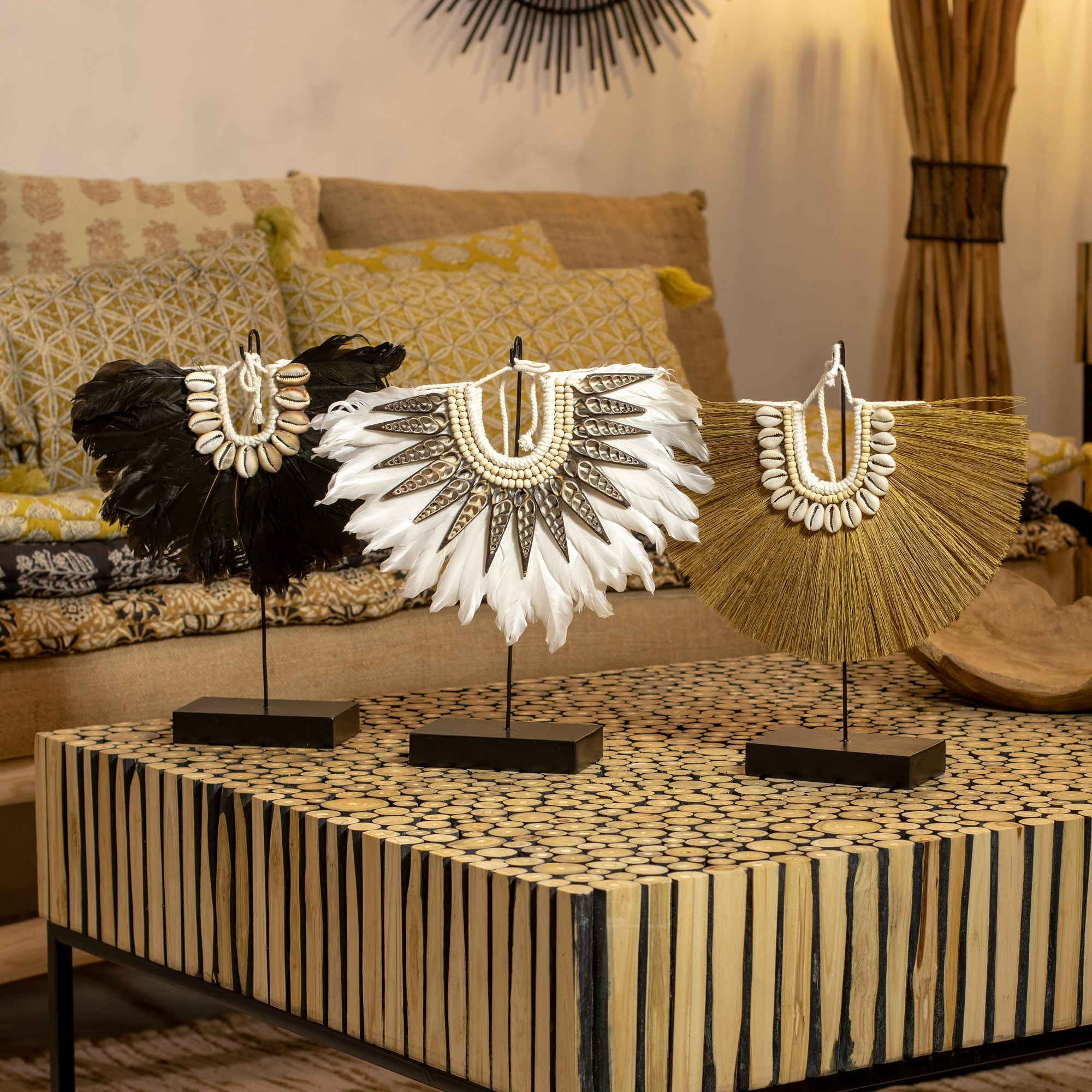 Collier en fibres végétales et coquillages sur socle en métal  KIM