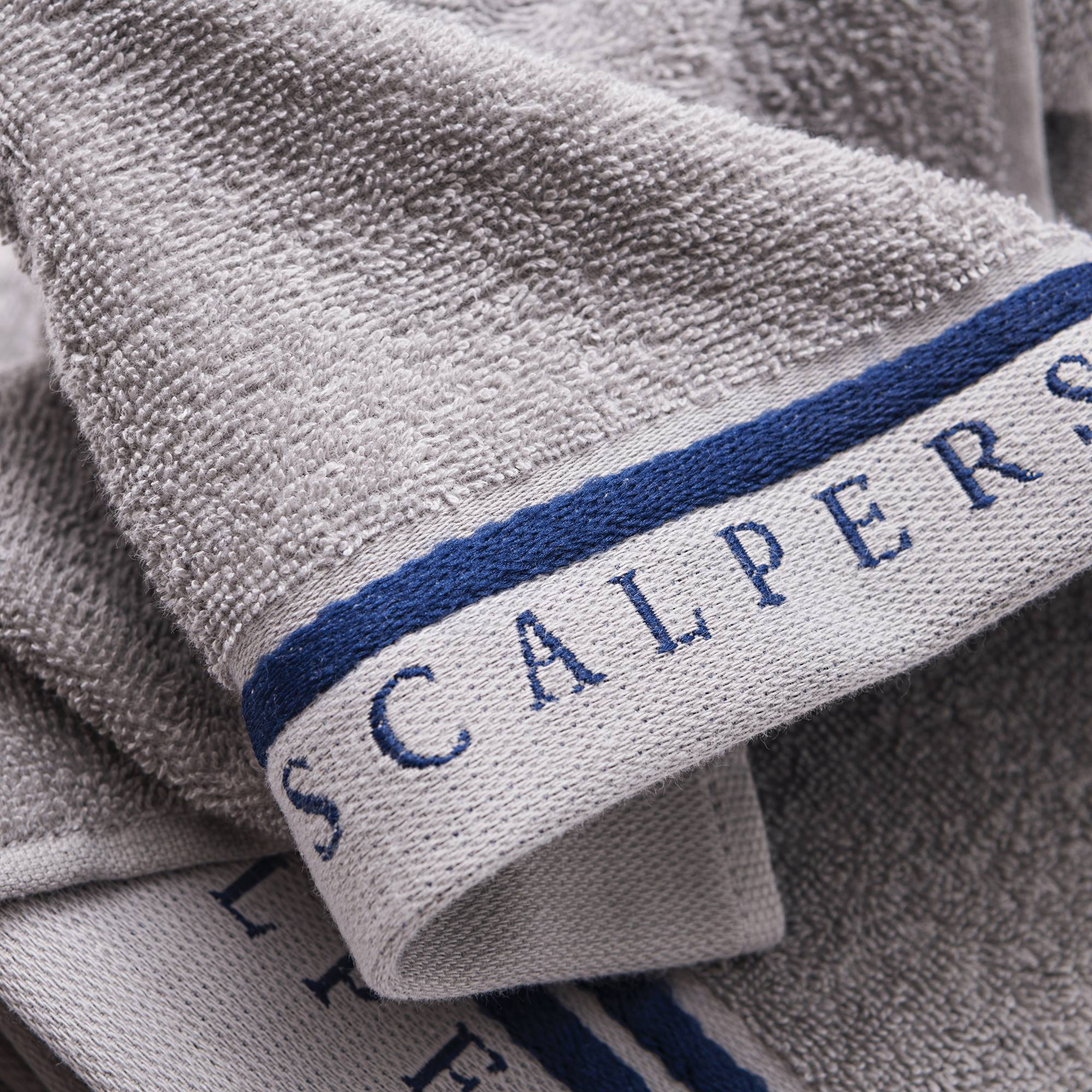 Set toallas baño (tocador 30x50cm + manos 50x90cm + baño 70x140cm) 450gsm en algodón gris con azul scalpers home