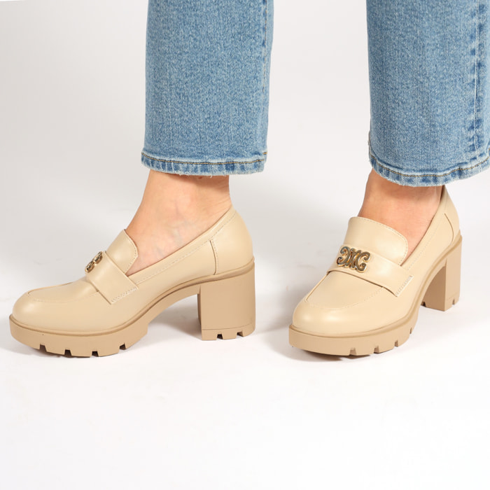 Mocassini in simil pelle con tacco comodo e dettaglio color oro