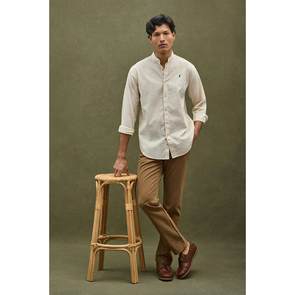 Camisa cotolino beige con cuello mao, corte regular y bordado Rigby Go