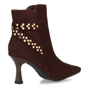 Botines elegantes con tachuelas y tacón fino
