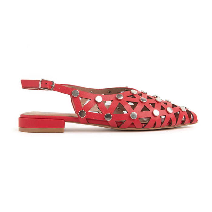 Slingback con tomaia intagliata e borchie - ROSSO