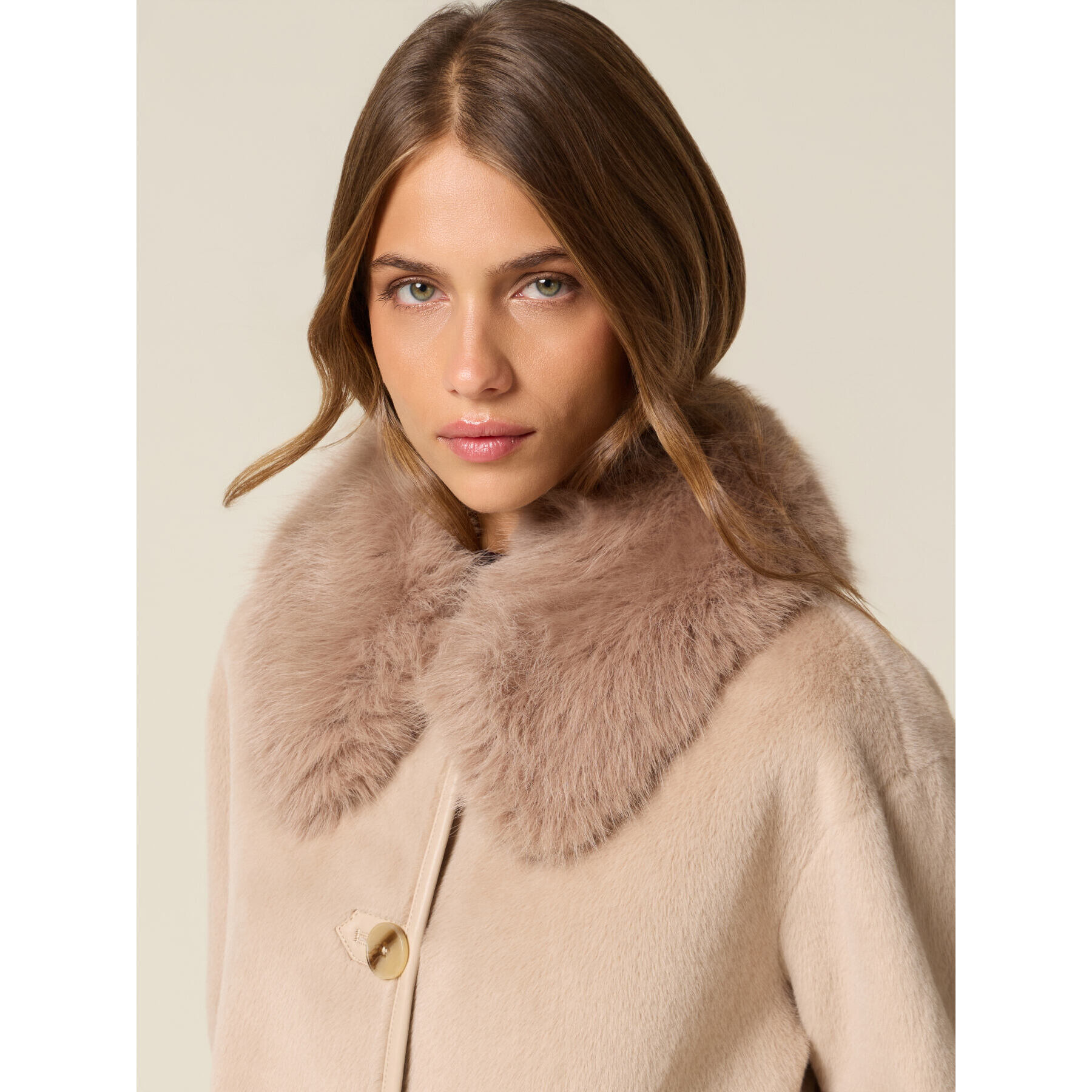 Oltre - Abrigo corto con cuello peludo - Beige