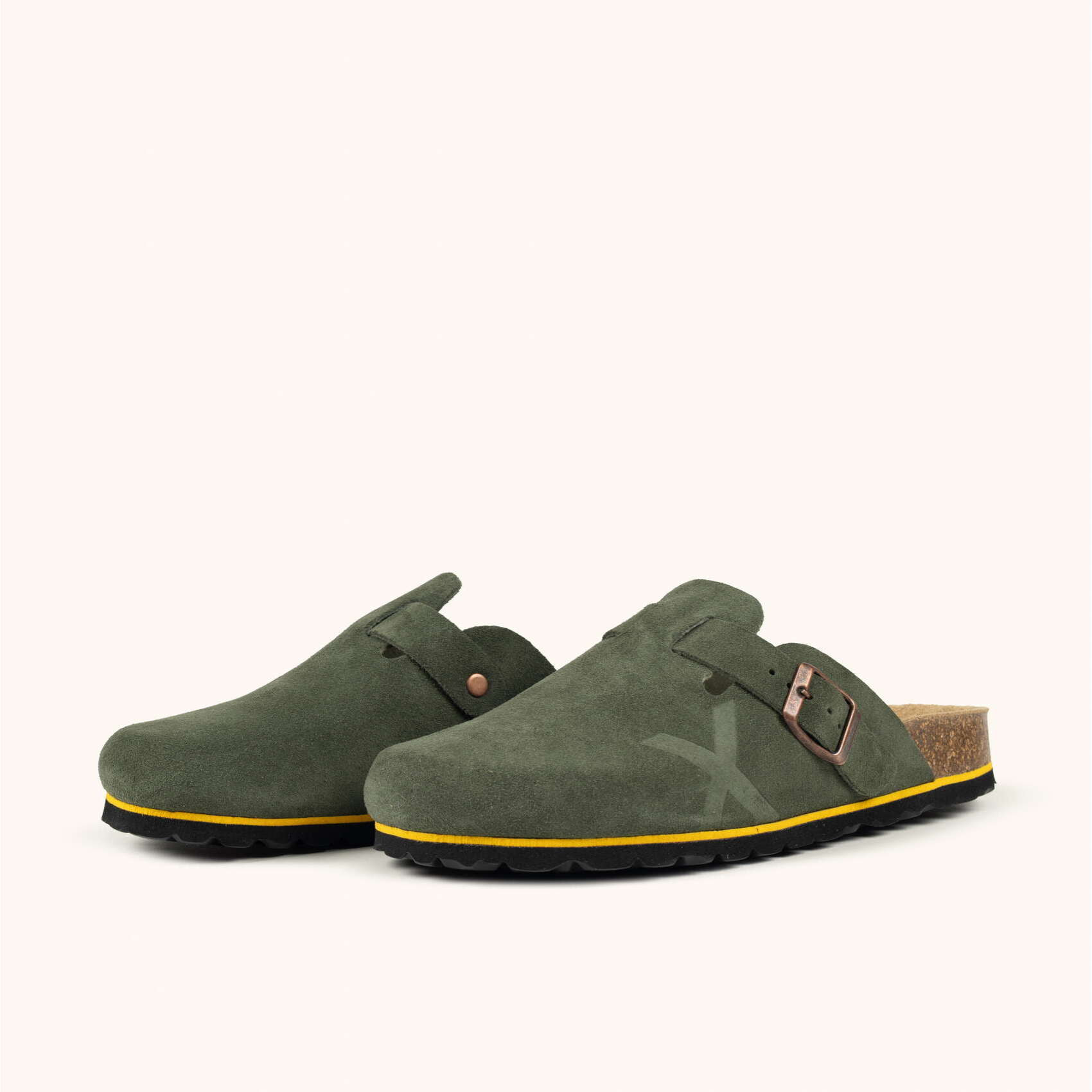 MUNICH NATAL 03 Zueco unisex de ante verde oliva con hebilla y suela de corcho