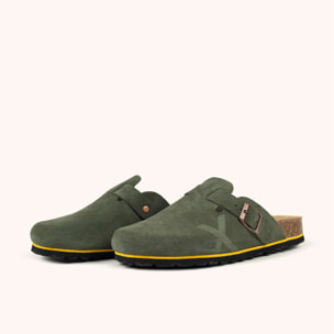 MUNICH NATAL 03 Zueco unisex de ante verde oliva con hebilla y suela de corcho