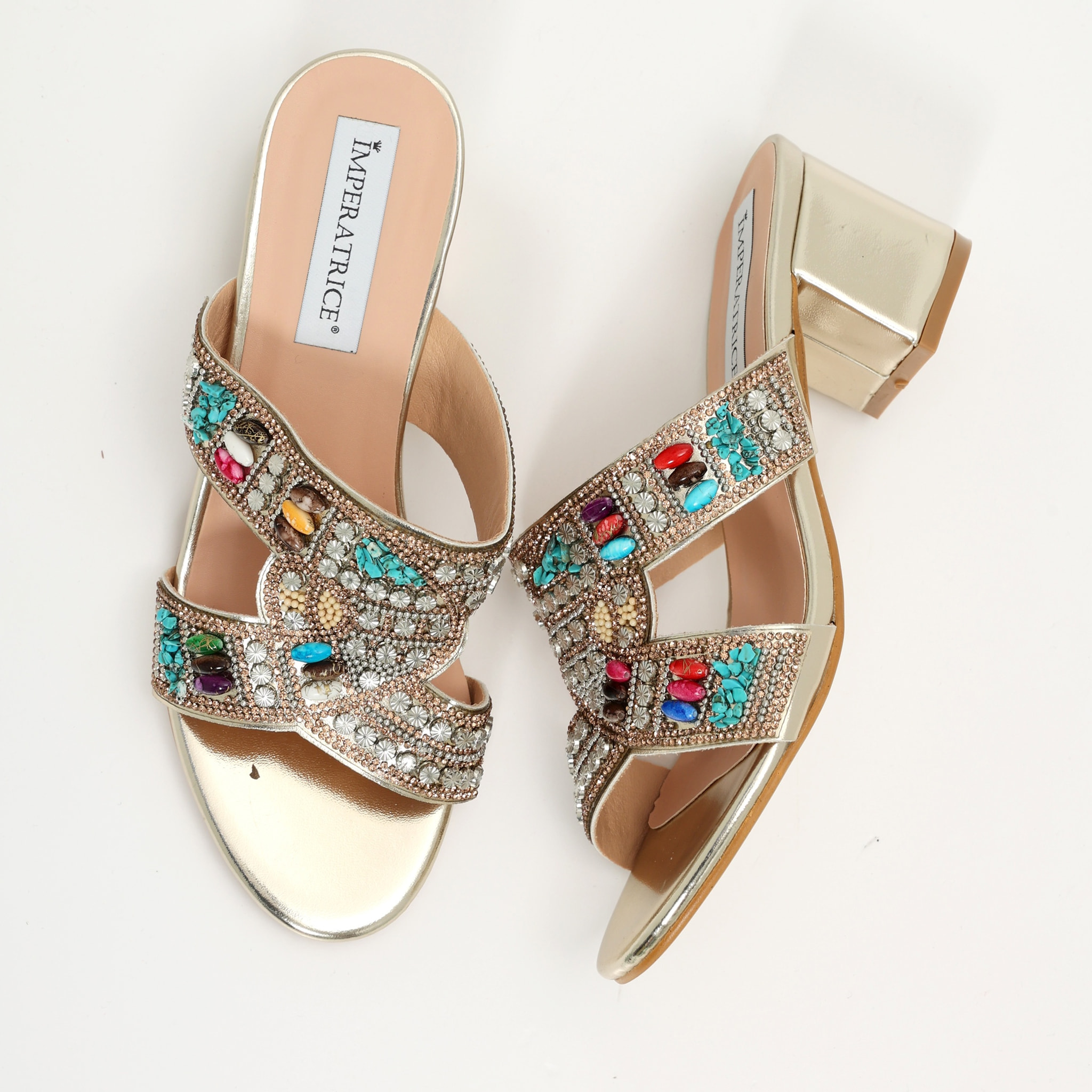 Sandali in simil pelle con tacco comodo ed applicazione di strass e pietre