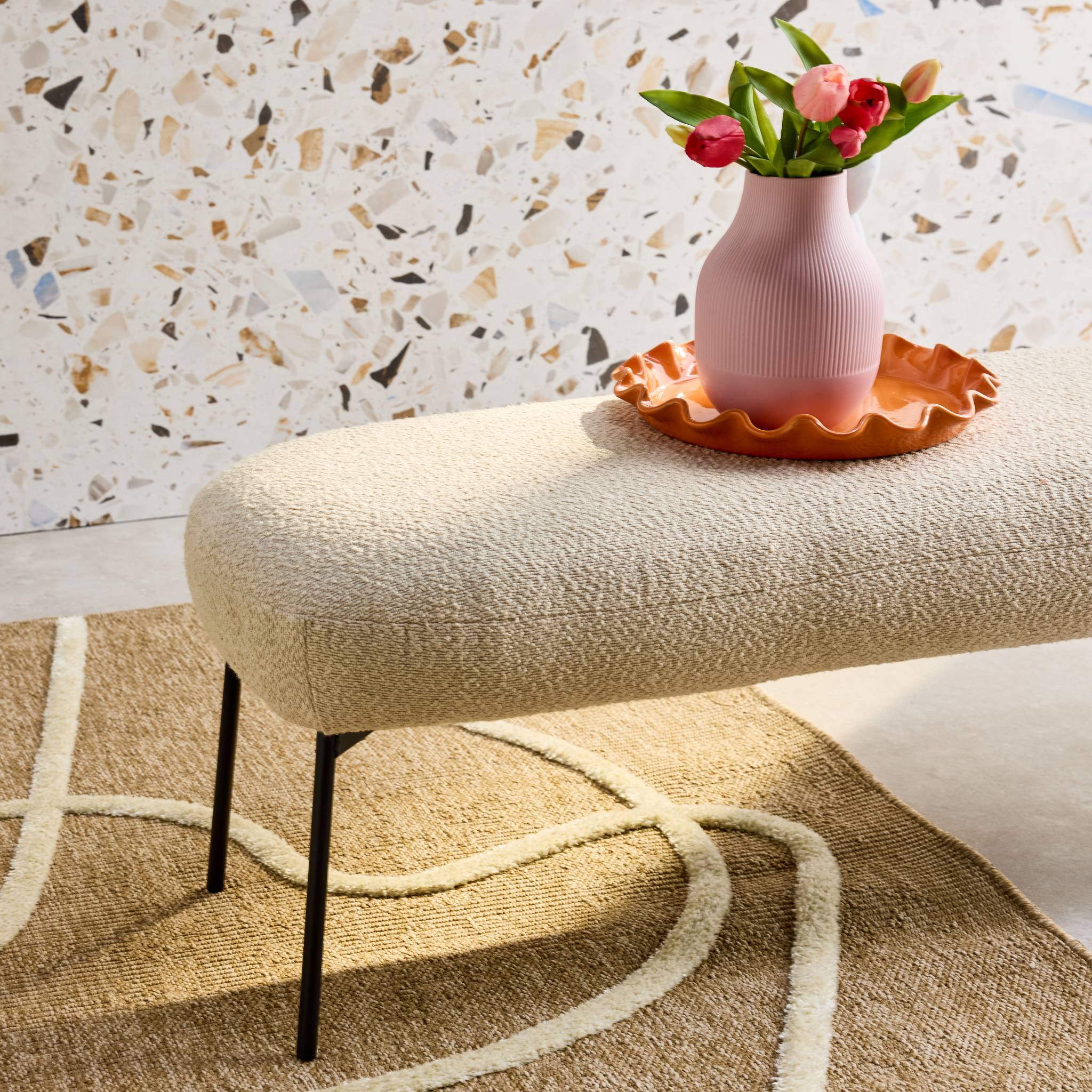 Banc. bout de lit avec revêtement bouclette texturée. beige. pieds en métal noir. L 120 x P 41 x H 42.5cm