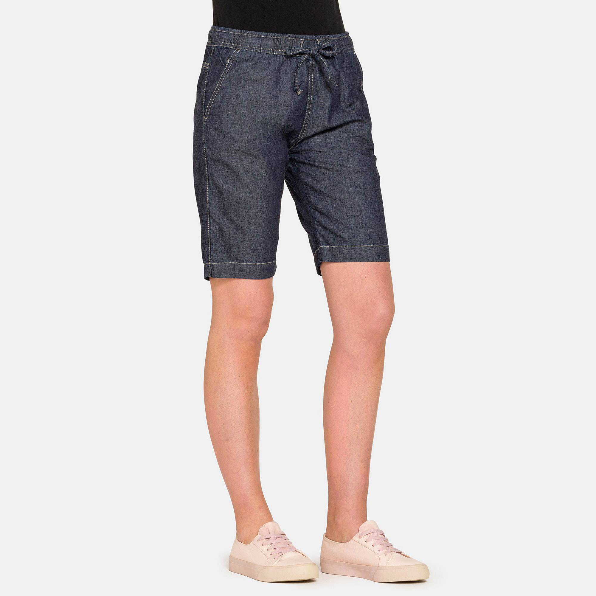 BERMUDA CON ELASTICO IN VITA E LACCETTO. Vita e gamba regolare.