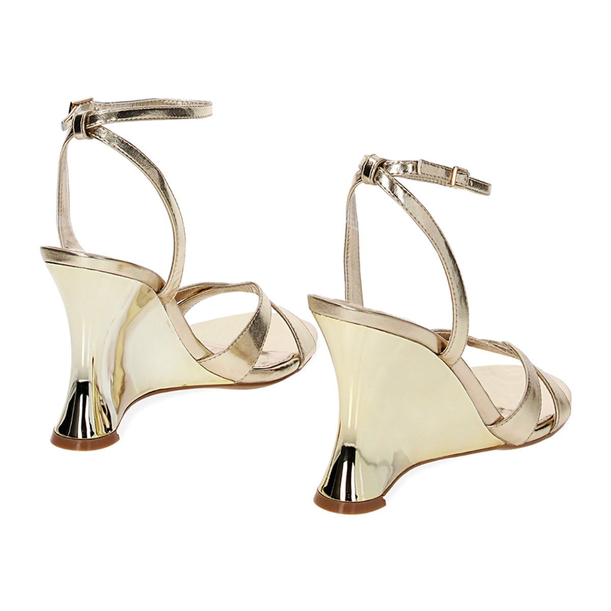 Sandalias con tacón doradas de laminado