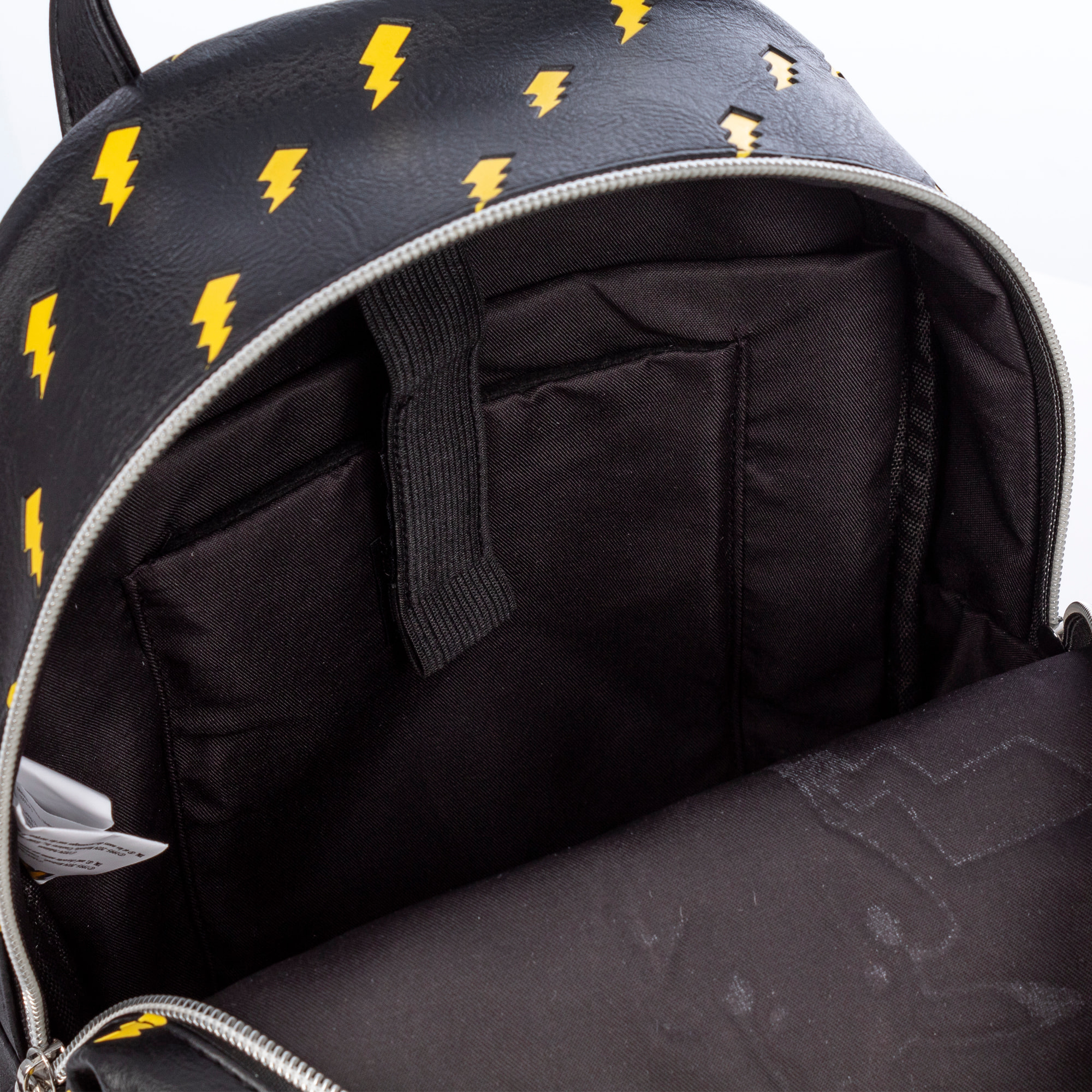 Zaino Nero Pokémon Premium. Ampio scomparto principale con tasca anteriore e posteriore. Con accessorio pompon.