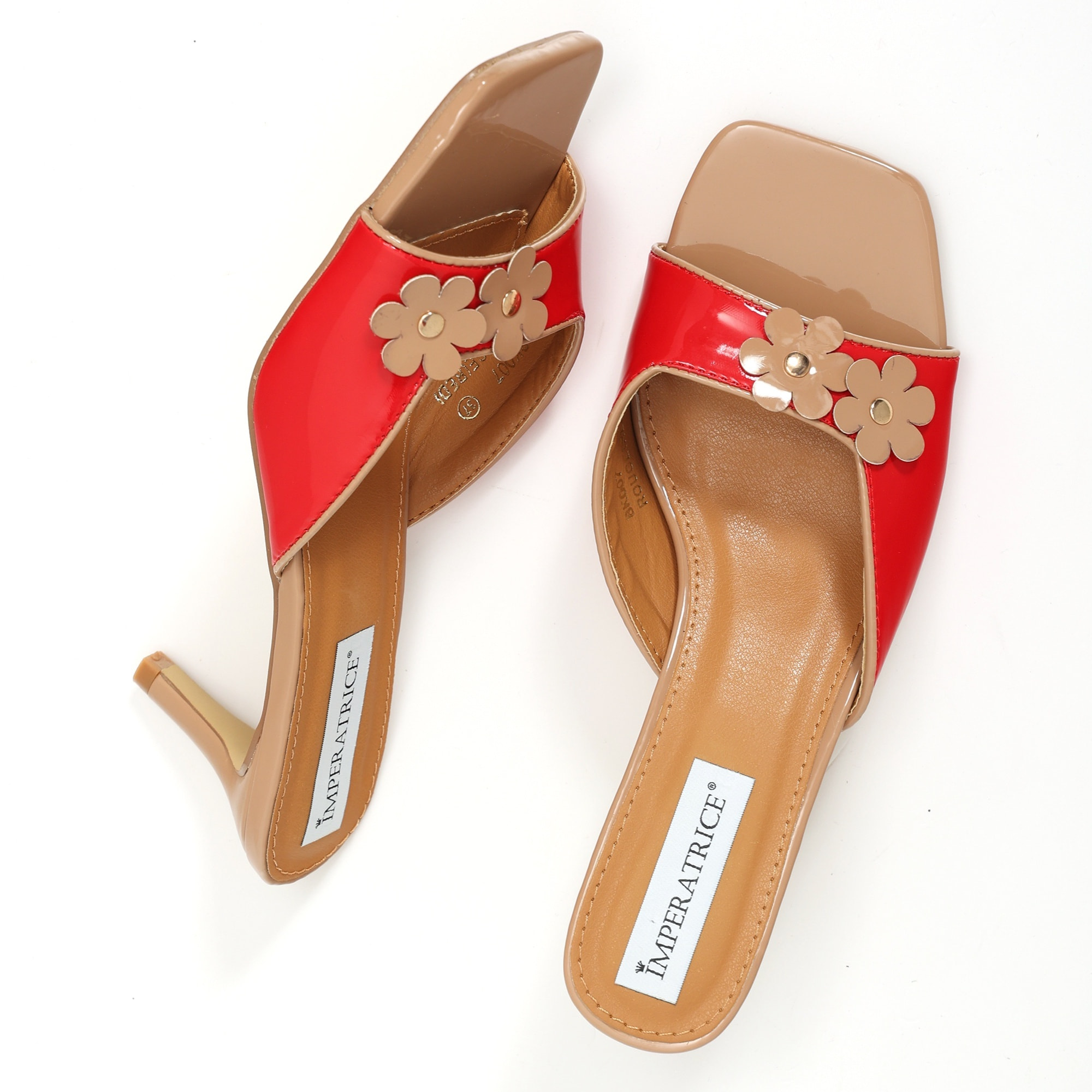 Sandali in simil pelle verniciata con tacco basso a spillo